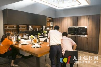 �������Ľ����г�